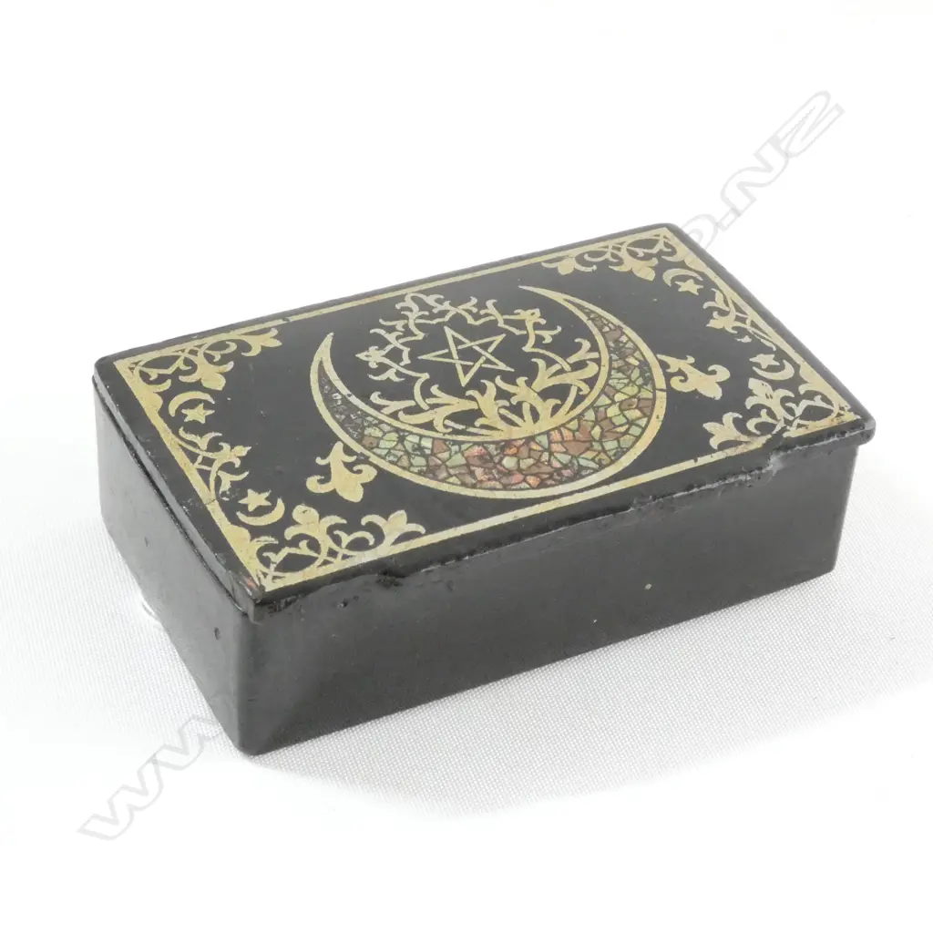 ANTIQUE VICTORIAN PAPIER MACHE SNUFF BOX WITH PAINTED DECORATION TO LID Image 1++
