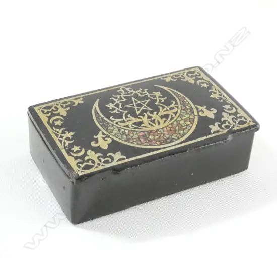 ANTIQUE VICTORIAN PAPIER MACHE SNUFF BOX WITH PAINTED DECORATION TO LID