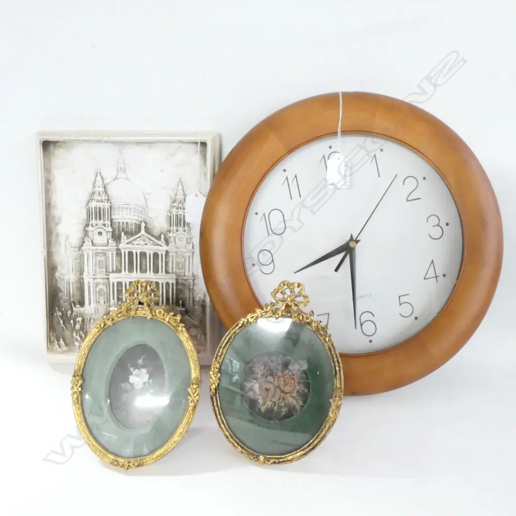 WOODEN CLOCK (DIA. 330MM) 2 BRASS FRAMES (175 X 130MM) & ST PAUL'S CATHEDRAL 3D PICTURE (205 X 270MM) Image 1++