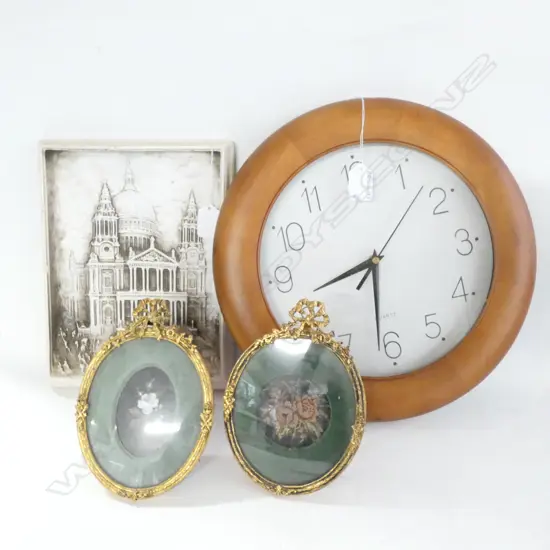 WOODEN CLOCK (DIA. 330MM) 2 BRASS FRAMES (175 X 130MM) & ST PAUL'S CATHEDRAL 3D PICTURE (205 X 270MM)