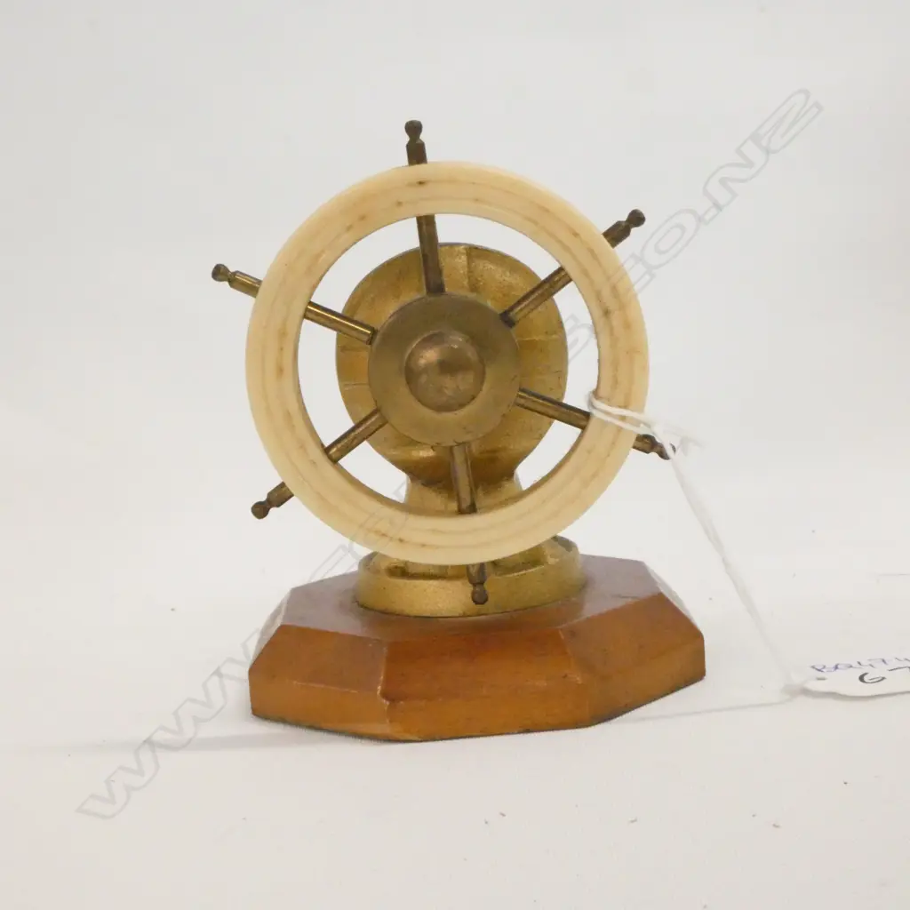 SHIPS WHEEL NUT CRACKER  Image 1++