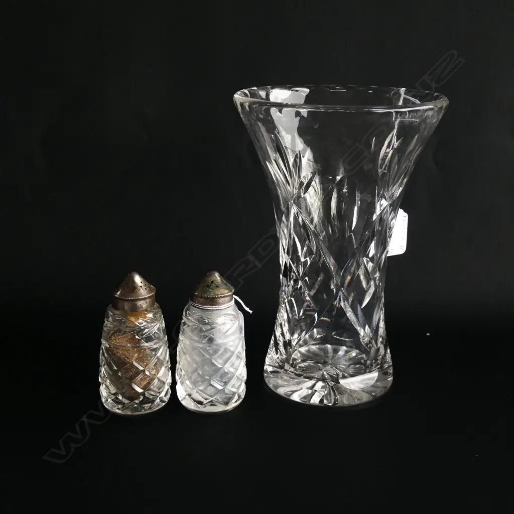 LG CRYSTAL VASE (H.200MM) & PAIR GLASS & EPNS S & P SHAKERS (H. 95MM) Image 1++