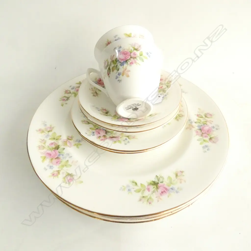 ROYAL ALBERT MOSS ROSE; 4 DINNER PLATES & 2 TRIOS  Image 1++