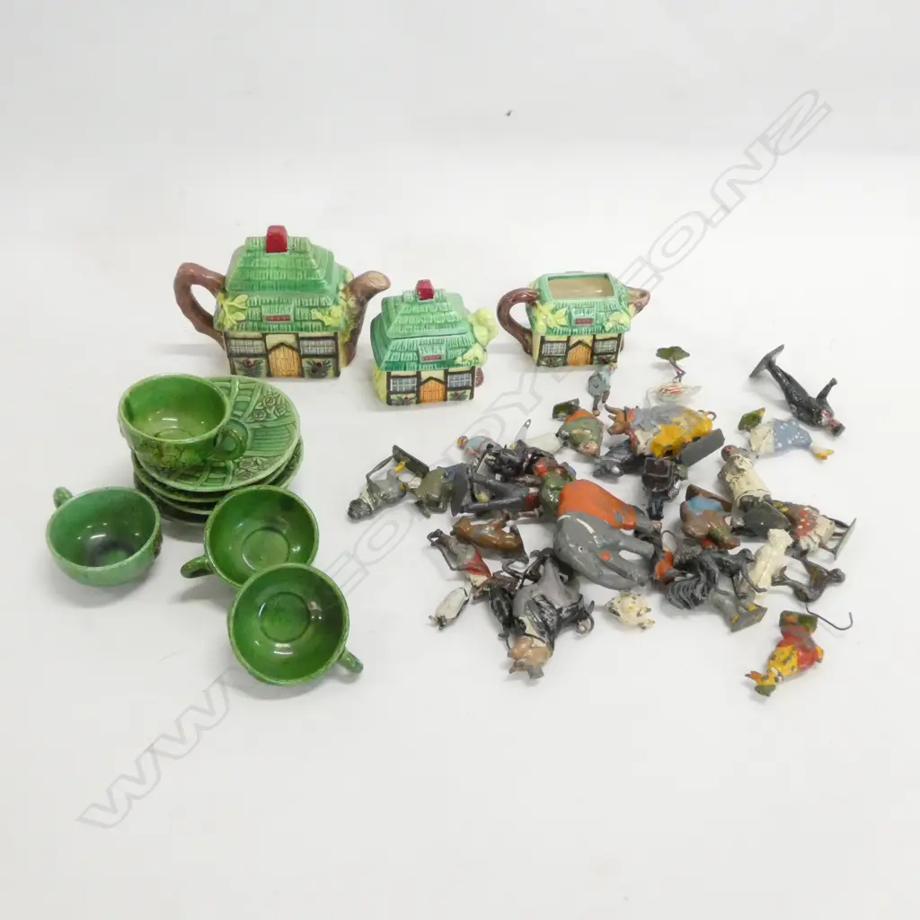 BOX CHILDS GREEN CHINA TEA SET + BRITIANS LEAD FIGURES Image 1++