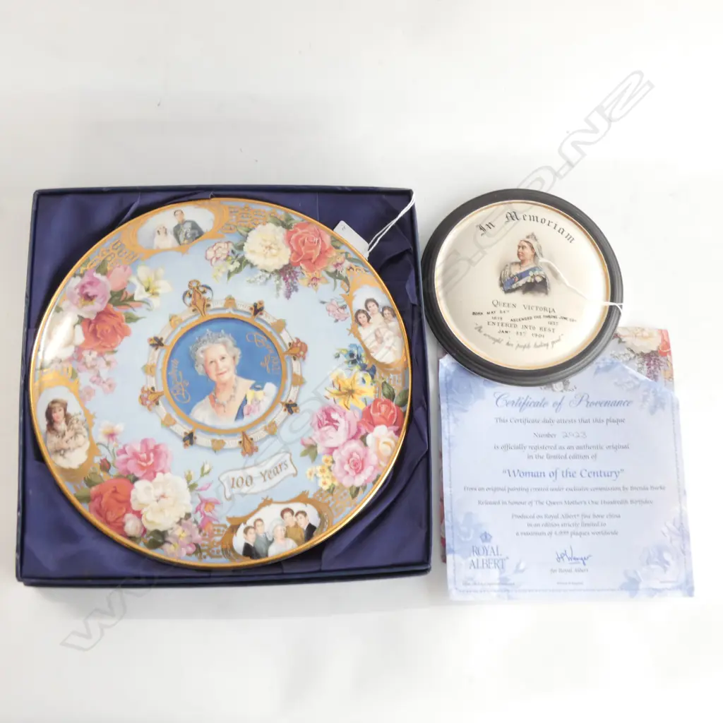 ROYAL ALBERT QUEEN MOTHER PLATE 285MM DIA CASED + QUEEN VIC PLAQUE Image 1++