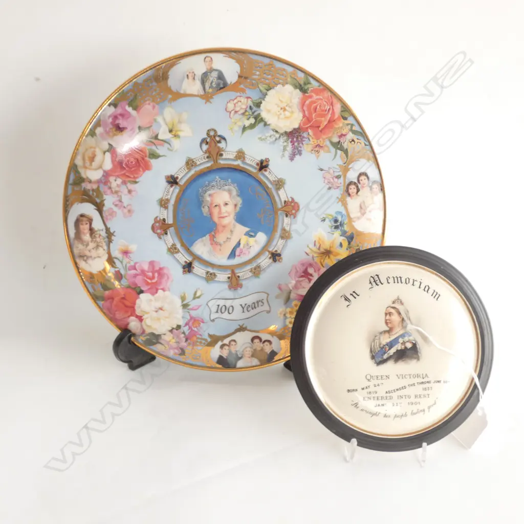 ROYAL ALBERT QUEEN MOTHER PLATE 285MM DIA CASED + QUEEN VIC PLAQUE Image 1++
