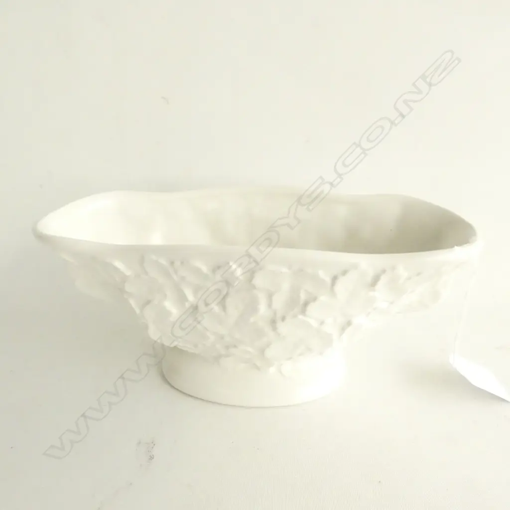 CROWN LYNN LEAF EMBOSSED WHITE VASE #2092 L. 210MM  Image 1++