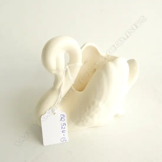 CROWN LYNN SMALL WHITE SWAN #154