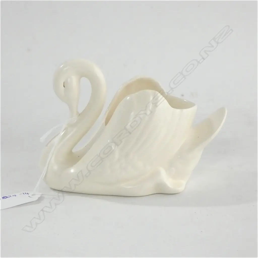 CROWN LYNN SMALL WHITE SWAN - SMALL CRACK ON ONE SIDE Image 1++
