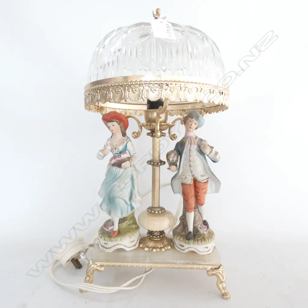 	COUPLE FIGURED TABLE LAMP GILT FITTINGS GLASS SHADE H.380mm Image 1++