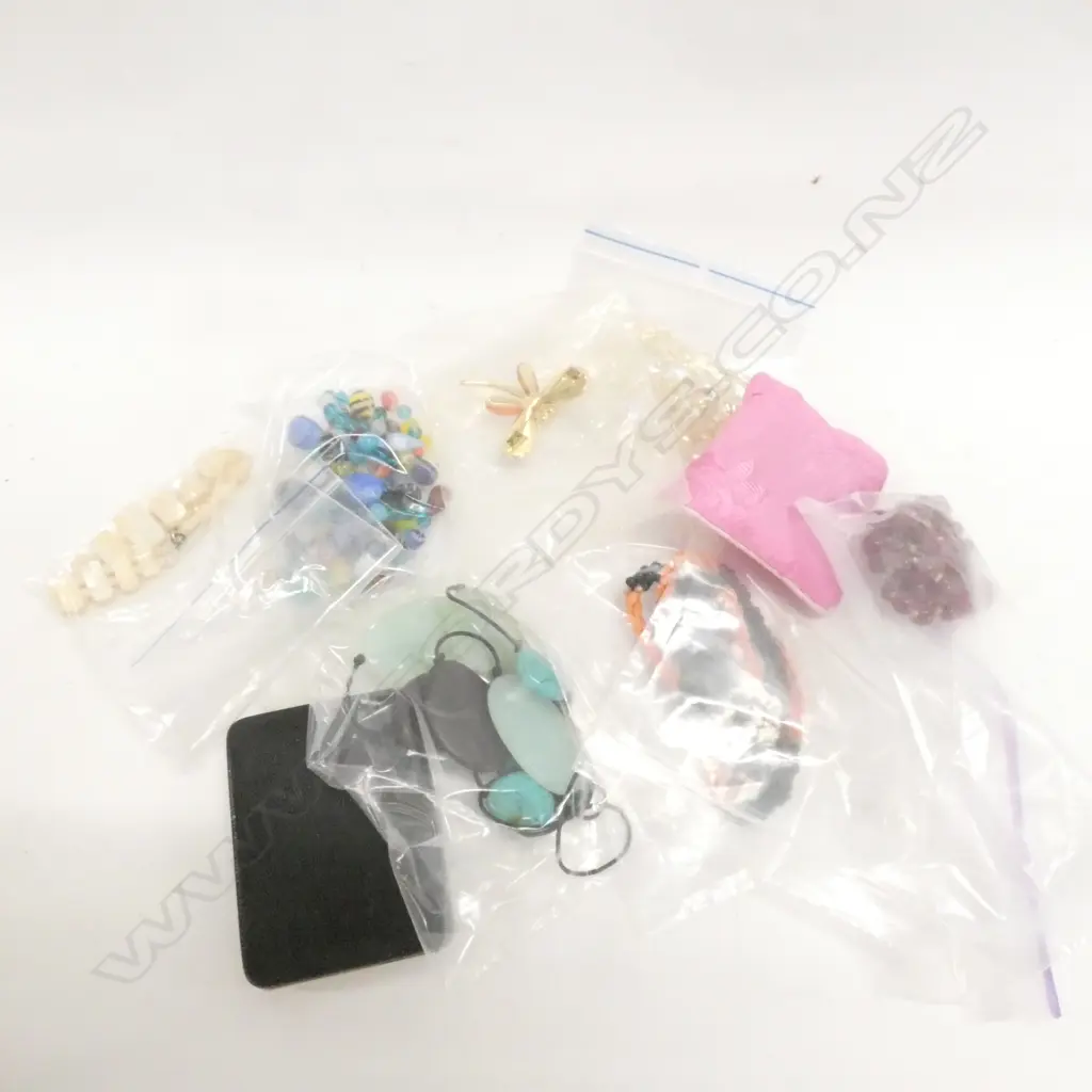 BOX OF COSTUME JEWELLERY Image 1++