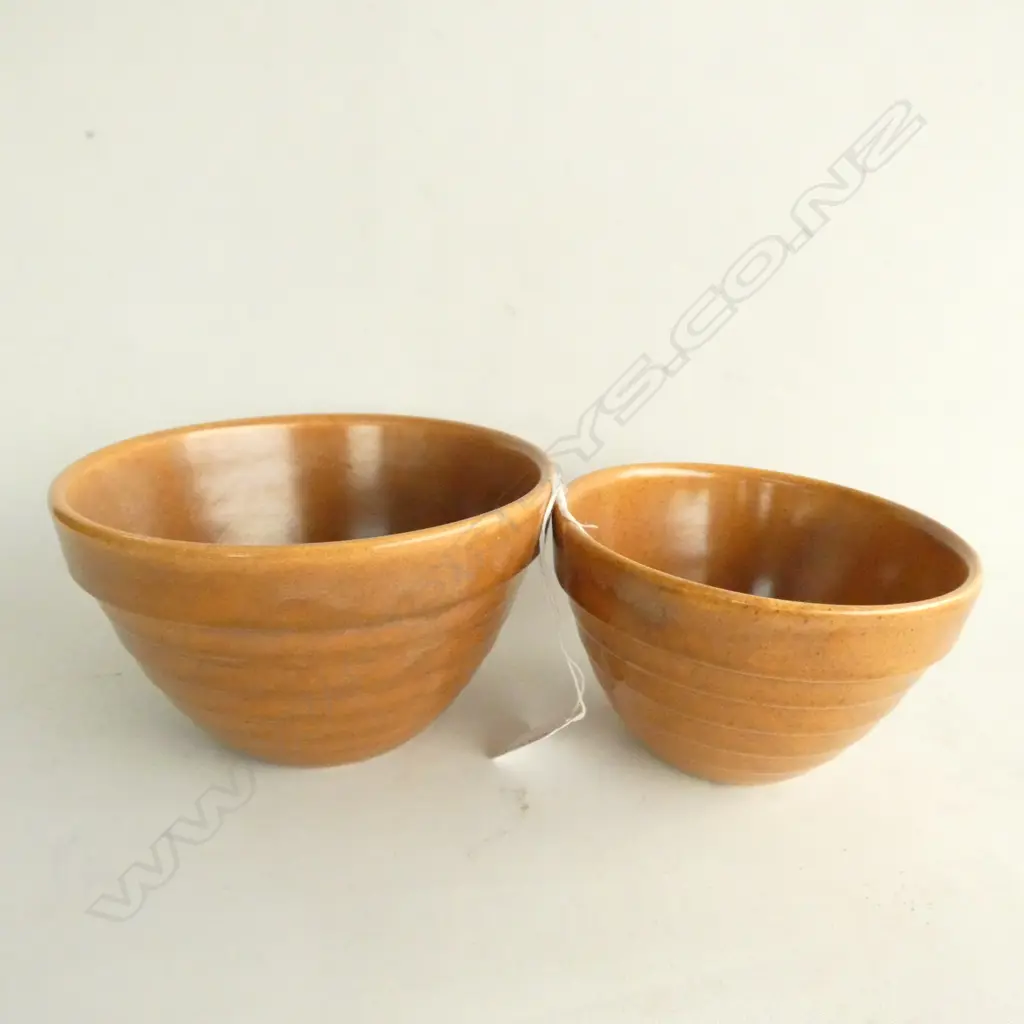 PAIR CROWN LYNN BROWN GLAZED BEEHIVE MIXING BOWLS. LARGEST DIA. 160MM Image 1++