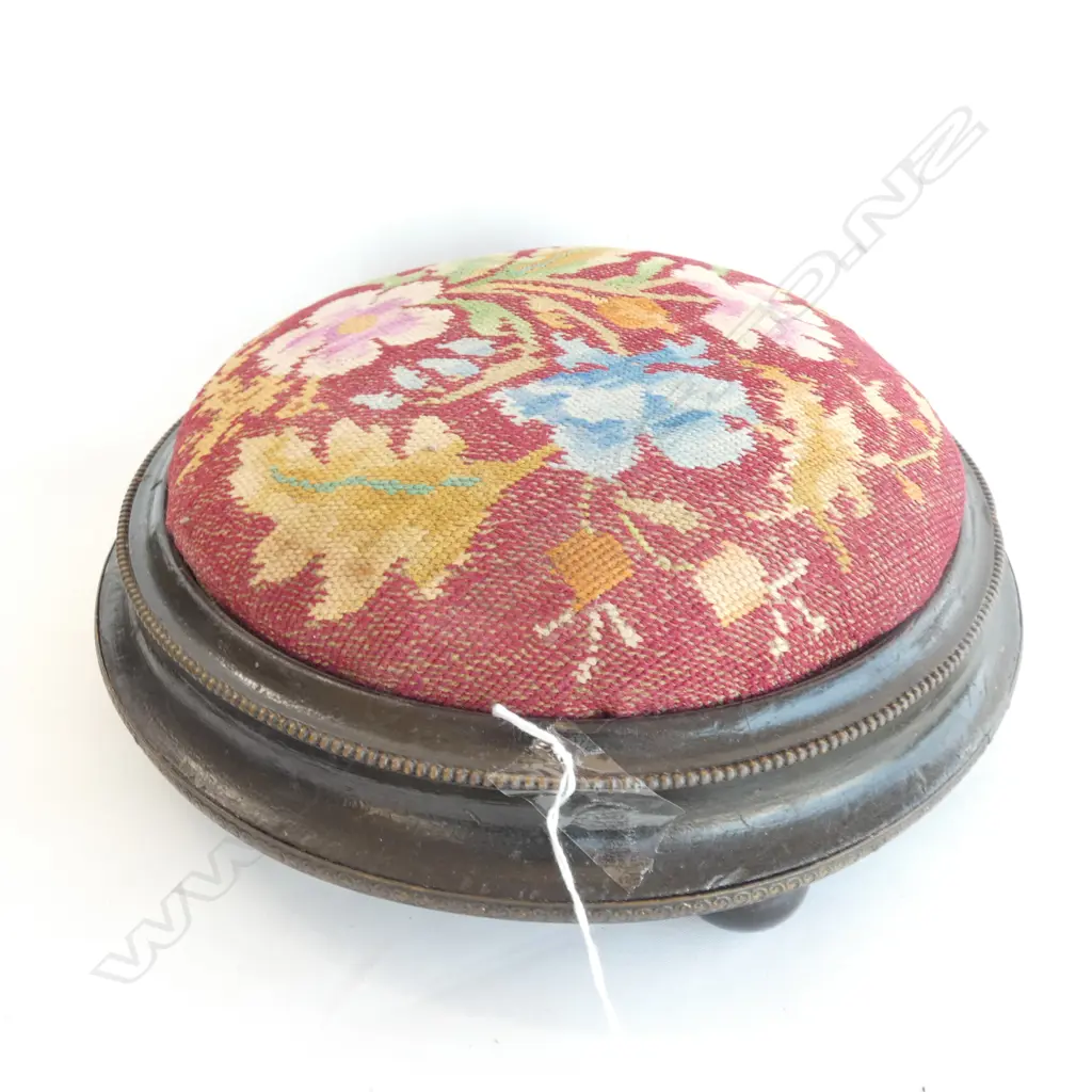 FLORAL TAPESTRY FOOTSTOOL, DIA. 310MM Image 1++