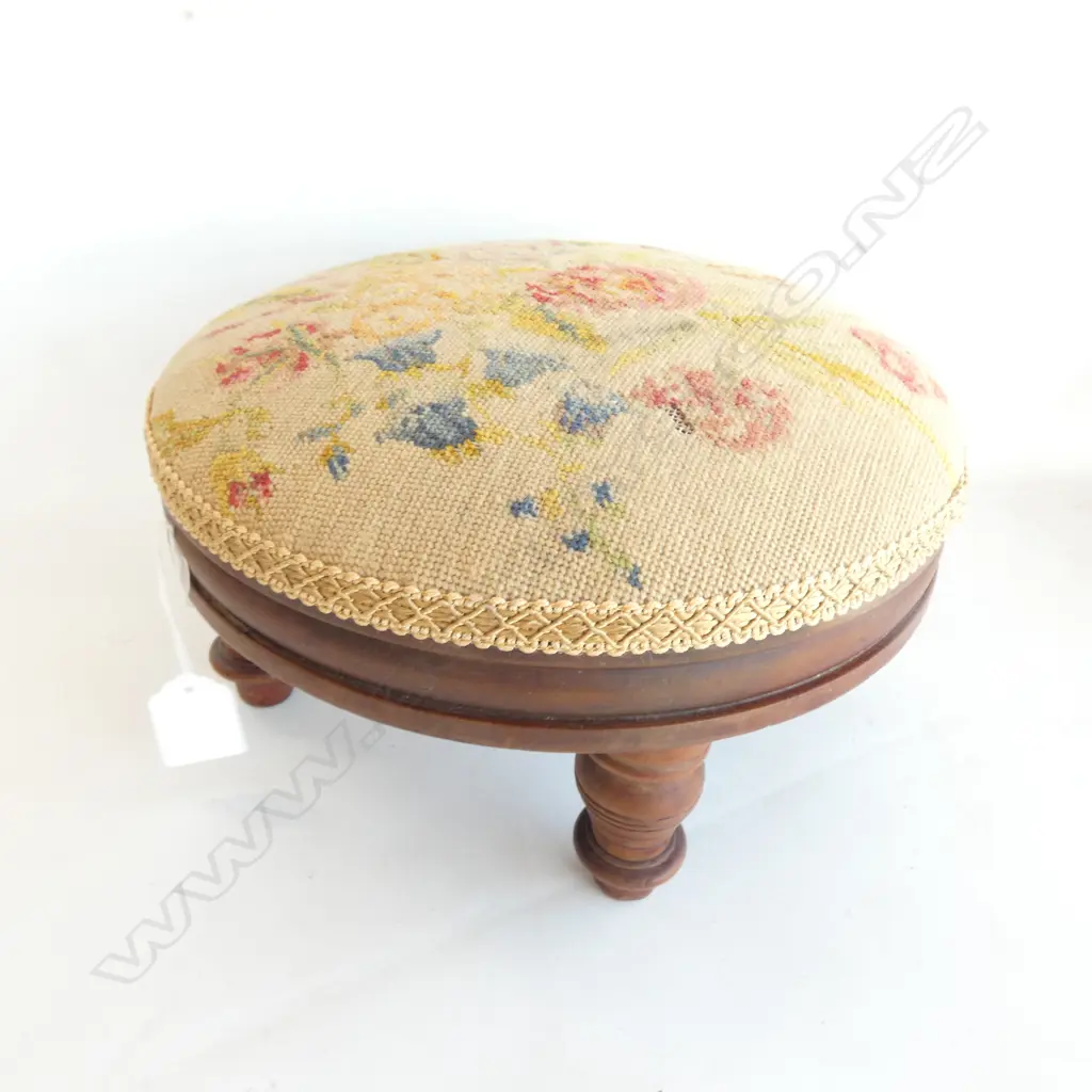 VICTORIAN TAPESTRY FOOTSTOOL, DIA. 255MM Image 1++