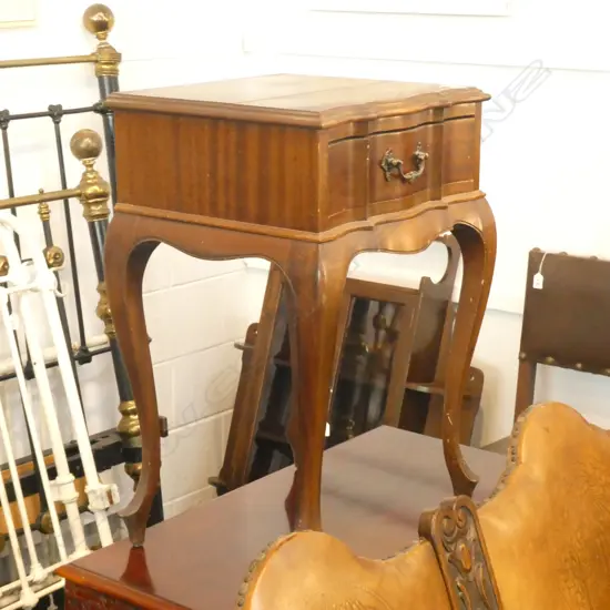 PAIR OF MAHOGANY BEDSIDE CABINETS