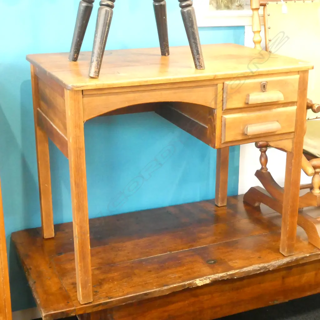 SMALL DESK (requires attention) Image 1++