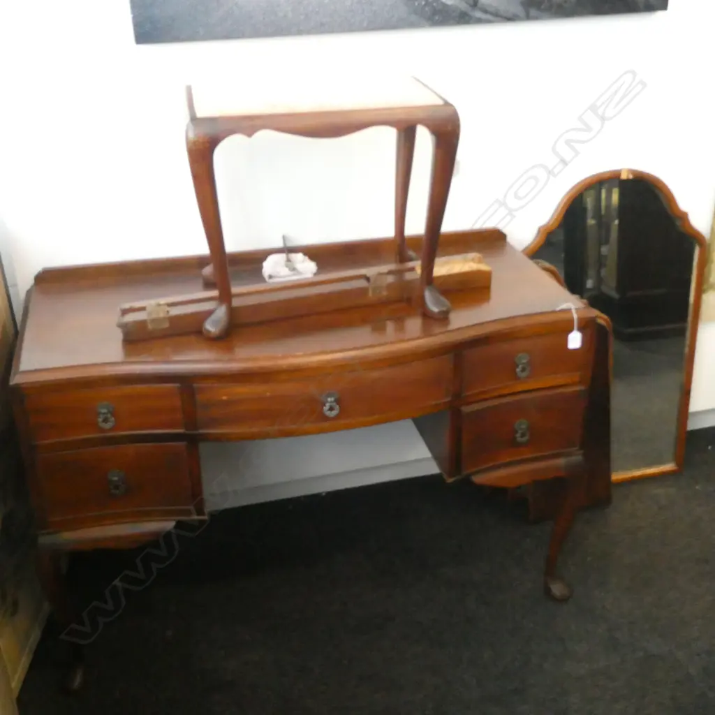 QUEEN ANNE STYLE DRESSING TABLE + STOOL W 1120 MM FAULTS Image 1++