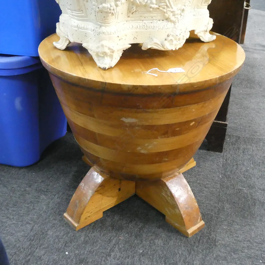 ROUND WOODEN TABLE Image 1++