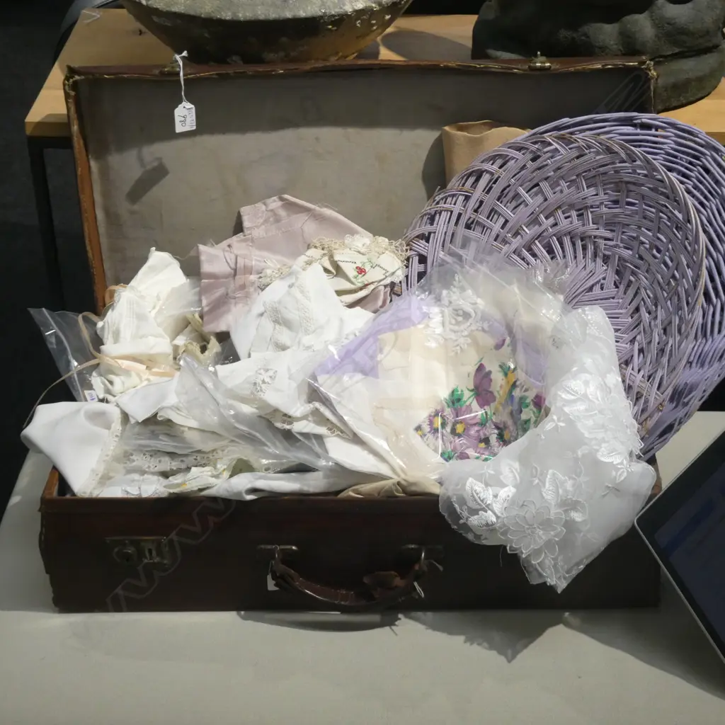 SUITCASE OF VINTAGE LINENS ETC Image 1++