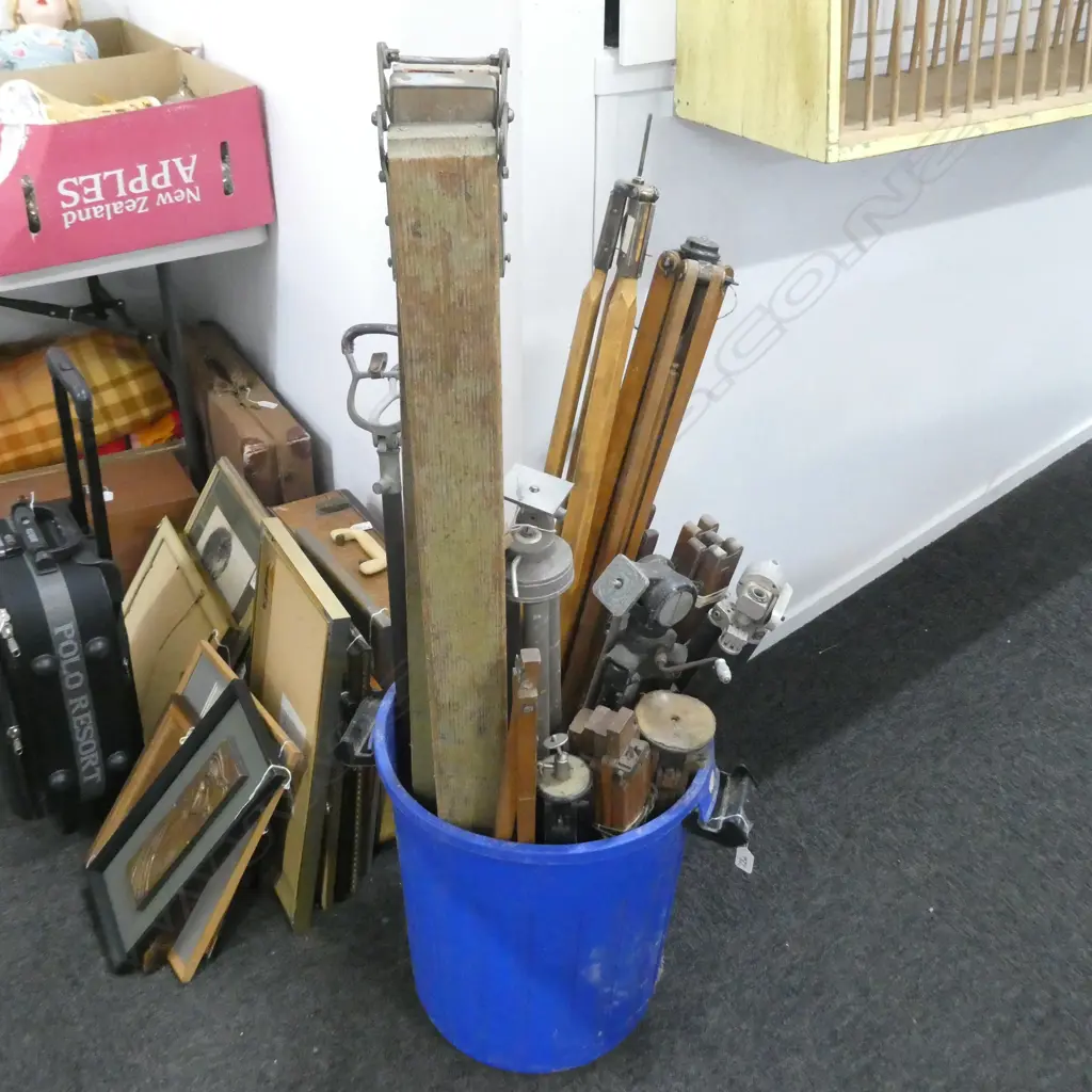 COLLECTION OF ASSORTED TRIPODS Image 1++
