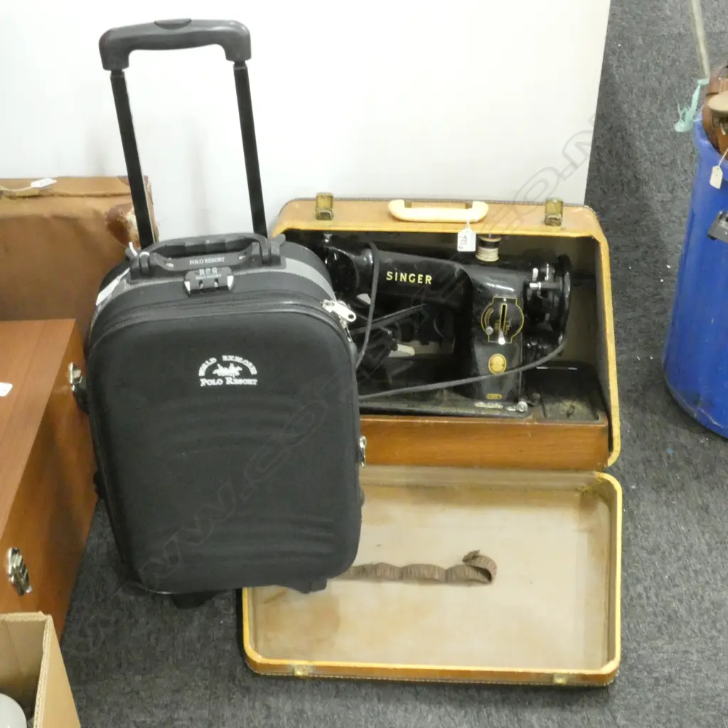 CASED SINGER SEWING MACHINE W. 550MM + POLO SUITCASE Image 1++