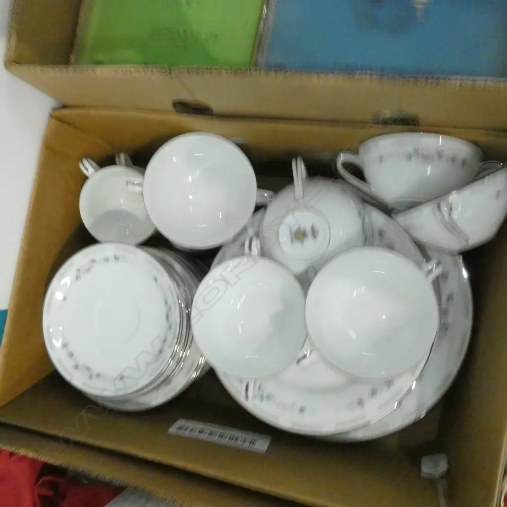 NORITAKE 'CONCETTA' PART DINNER SET Image 1++