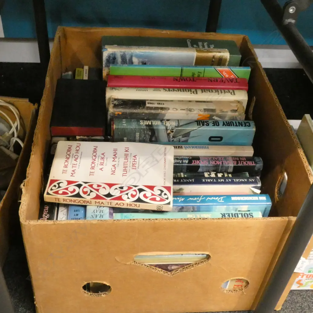 LOT ASST N.Z RELATED BOOKS Image 1++