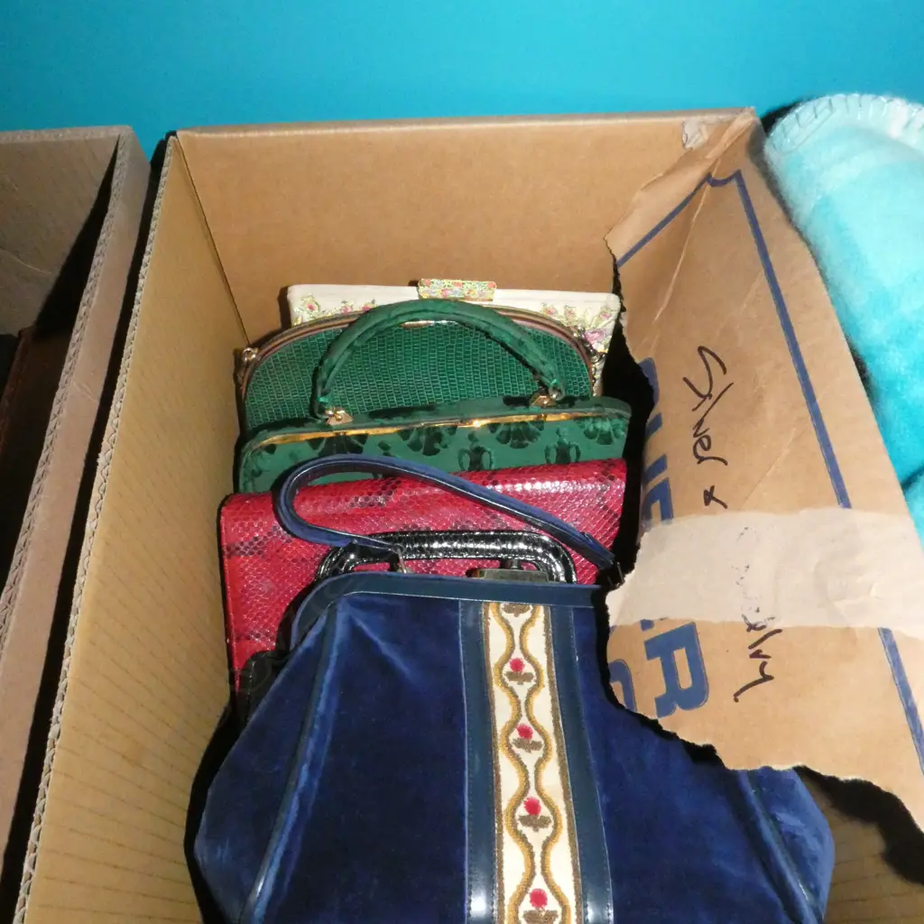 BOX ASSORTED VINTAGE LADIES BAGS & PURSES  Image 1++
