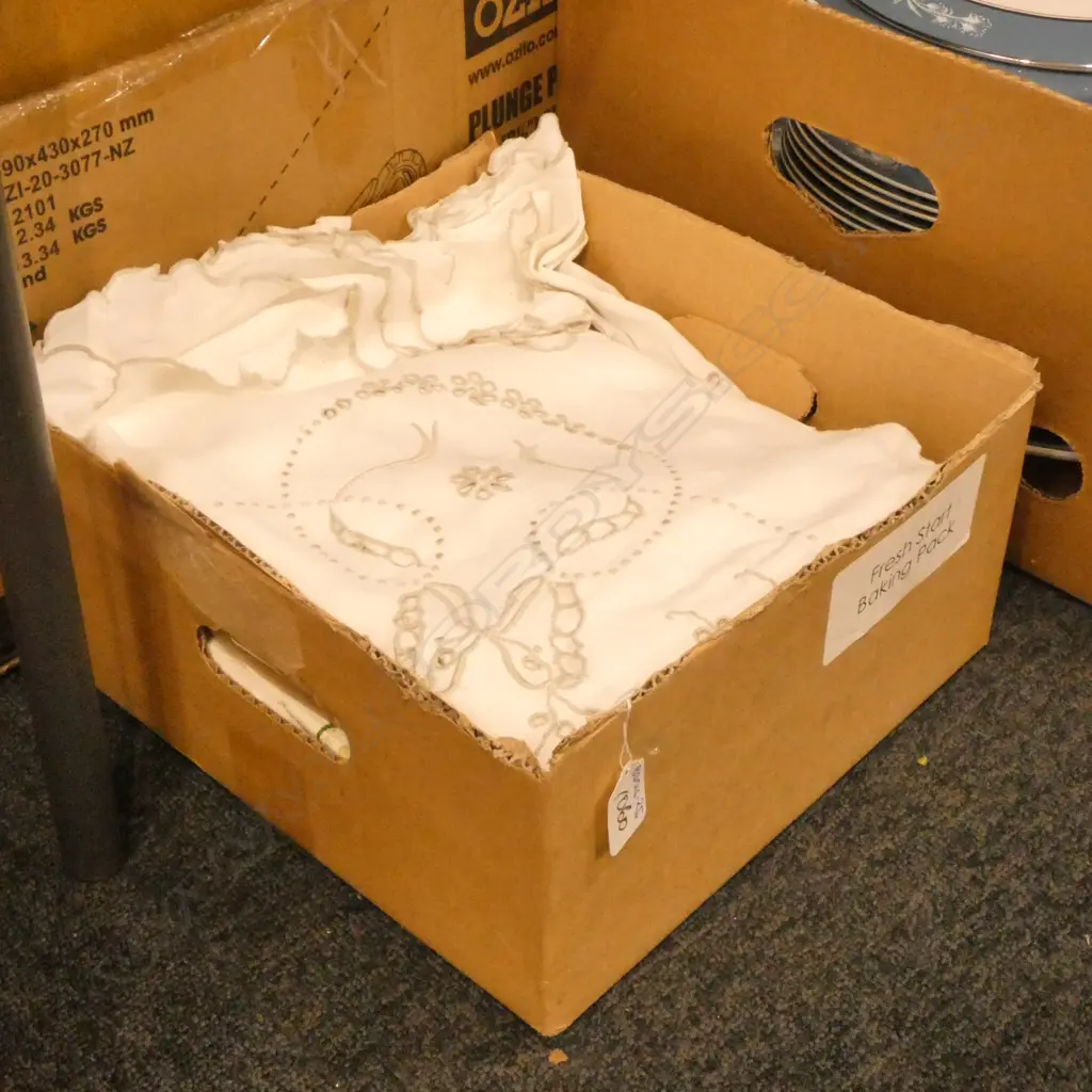 BOX VINTAGE TABLE LINEN Image 1++
