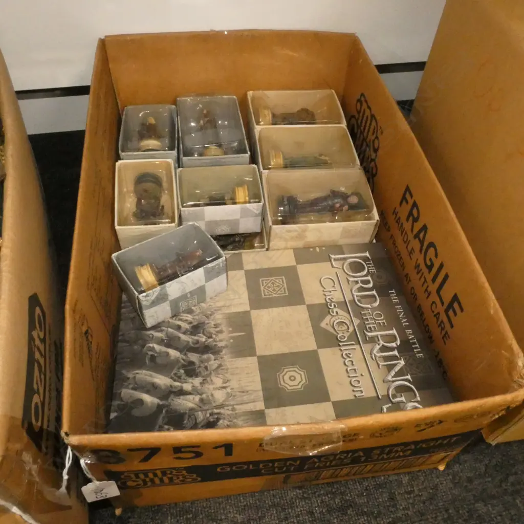 BOX LOT LORD OF THE RINGS CHESS SET Image 1++