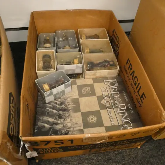 BOX LOT LORD OF THE RINGS CHESS SET