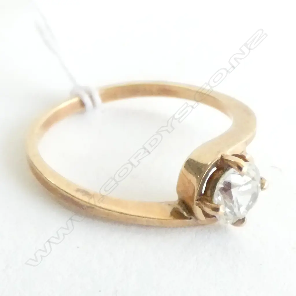 9CT & CZ RING 1.85GMS CROSS-OVER MOUNT Image 1++