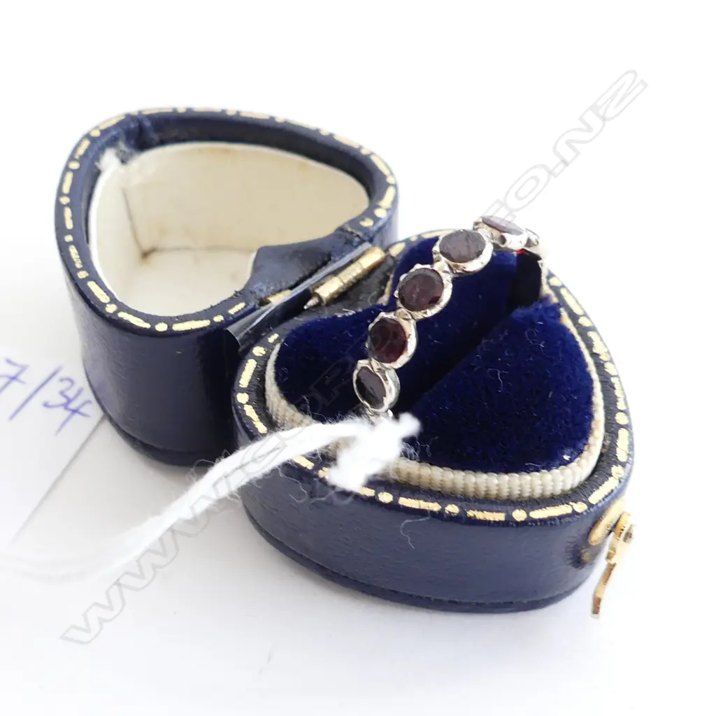 TESTED AS 10CT GOLD GARNET RING IN ORIG. HEART CASE Image 1++