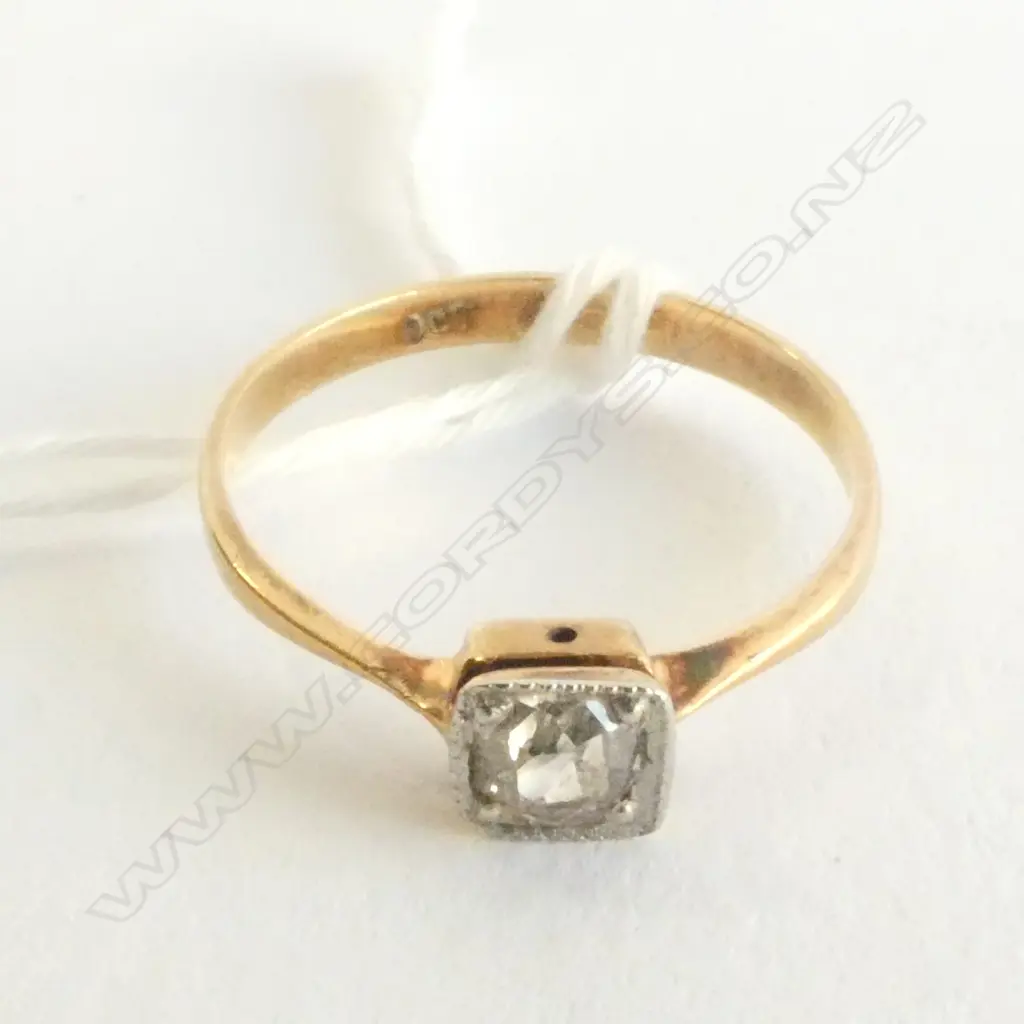 ANTIQUE 9CT GOLD SOLITAIRE DIAMOND RING Image 1++