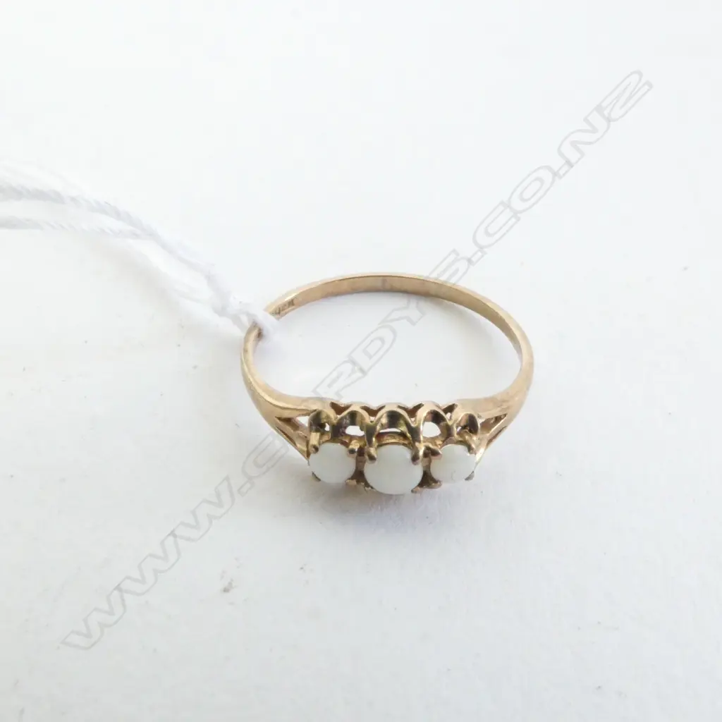 9CT GOLD THREE OPAL RING, HALLMARKED Image 1++