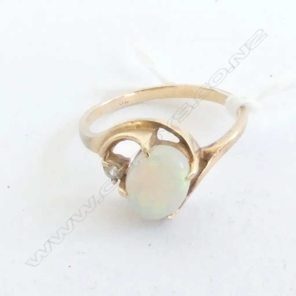 RING, LADIES, OPAL SET IN 9ct GOLD, BLUE WHITE WITH HINTS OF RED AND GREEN Image 1++