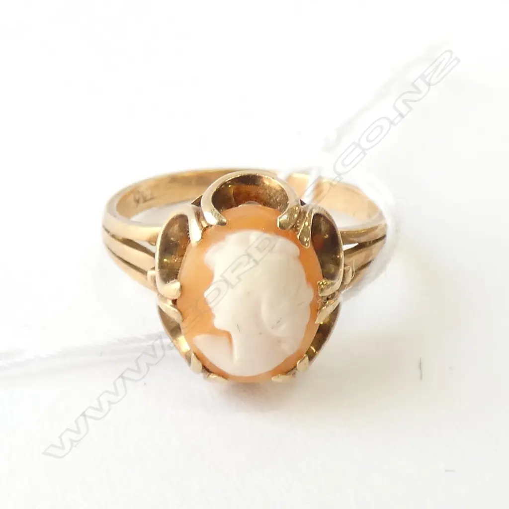 LADIES CAMEO RING SET IN 9ct GOLD 3.1GM Image 1++