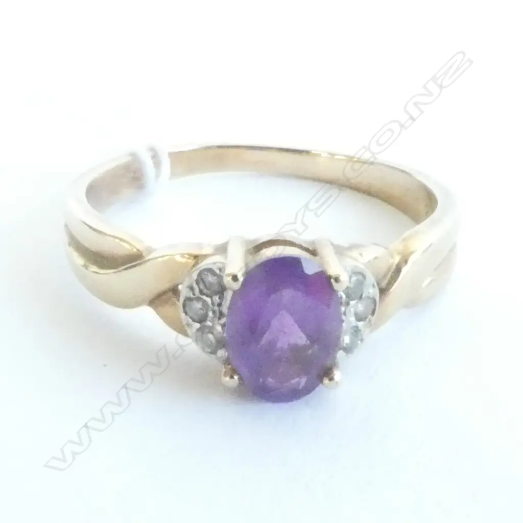 9CT RING WITH AMETHYST & DIAMONDS  Image 1++