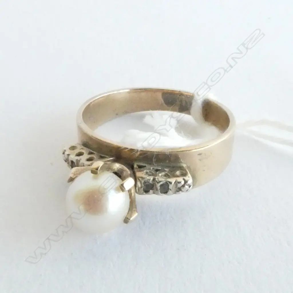 LADIES PEARL RING SET IN 9ct GOLD - 2 STONES EITHER SIDE OF PEARL Image 1++