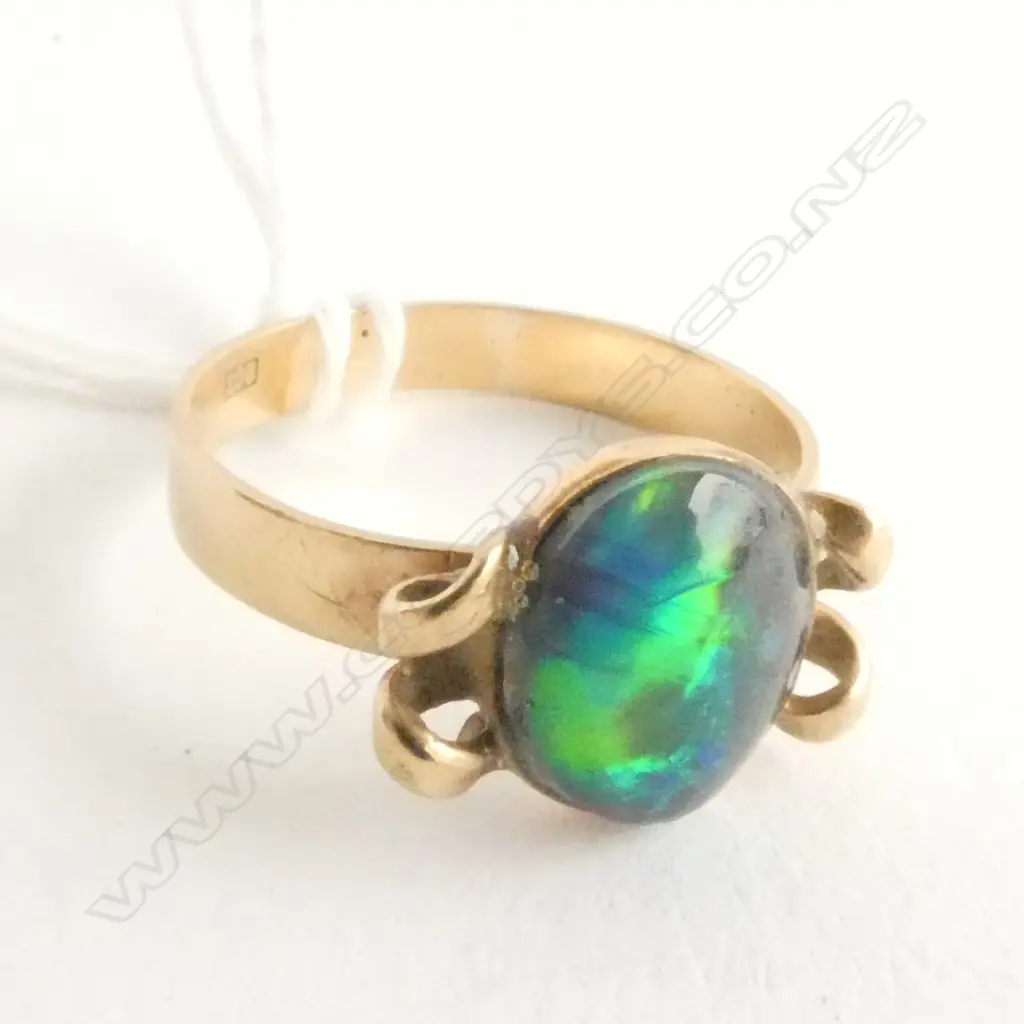RING, LADIES, 9ct GOLD, OPAL, BEAUTIFUL COLOURS, SHOWING RED BLUE GREEN YELLOW, ORANGE, 1940'S STYLE Image 1++