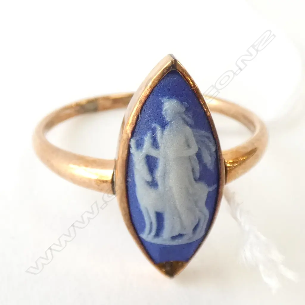 9CT GOLD WEDGWOOD CAMEO RING (AF) Image 1++