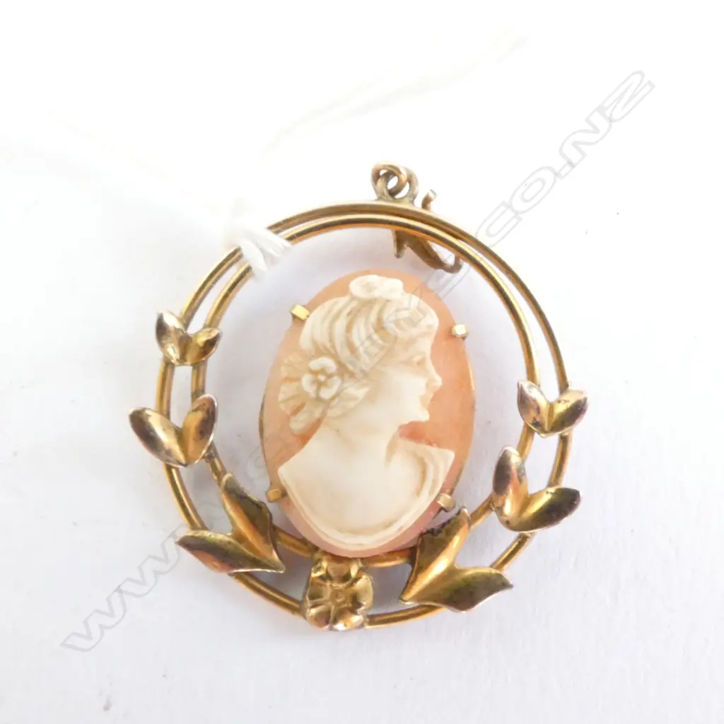 PENDANT CAMEO, SET IN GOLD PLATE Image 1++