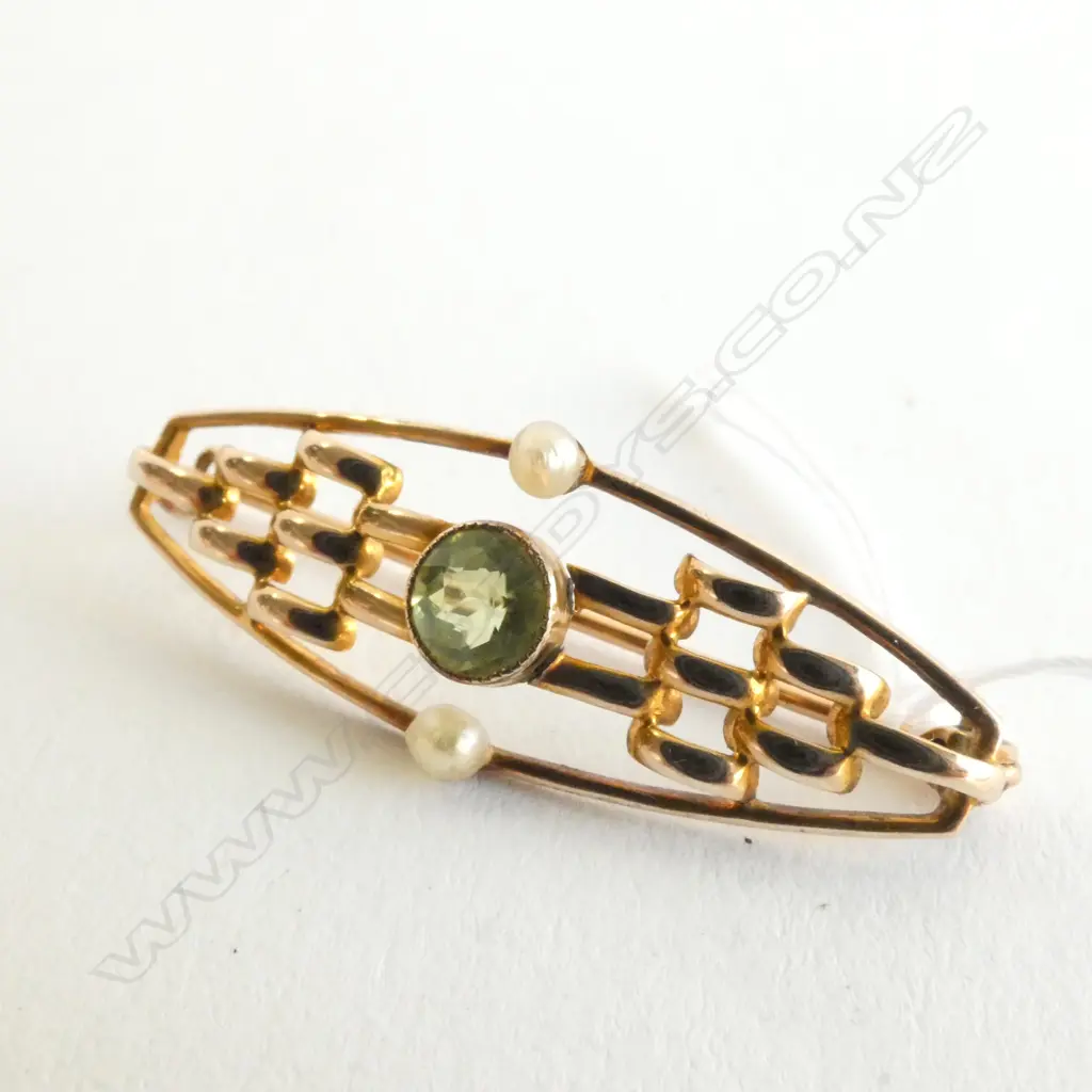 9CT GOLD PERIDOT & PEARL BROOCH 2.34gm Image 1++