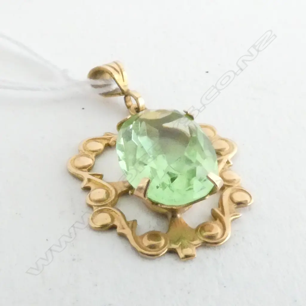 GREEN STONE PENDANT SET IN 9ct GOLD Image 1++