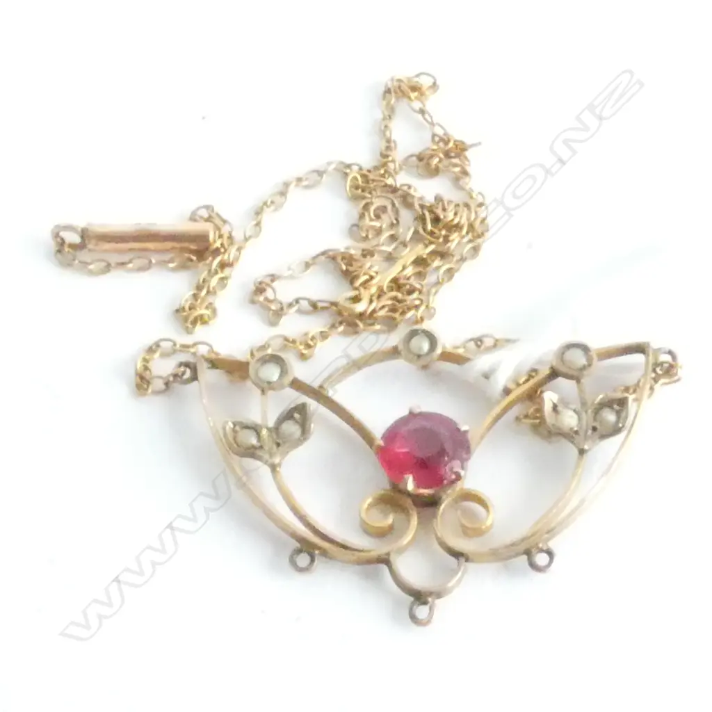 PENDANT/NECKLACE, ART NOUVEAU STYLE, 1890-1910, SEED PEARL AND RED STONE SET IN 9ct GOLD Image 1++