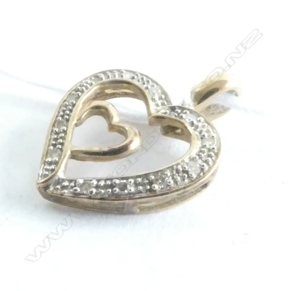 9CT GOLD PENDANT HEART SHAPE & 12 SMALL DIAMONDS Image 1++