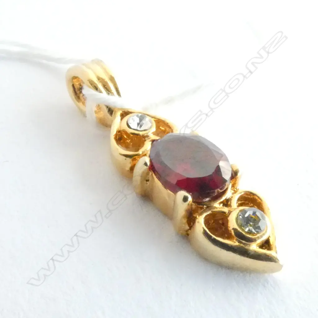 PENDANT, RED AND WHITE STONE Image 1++