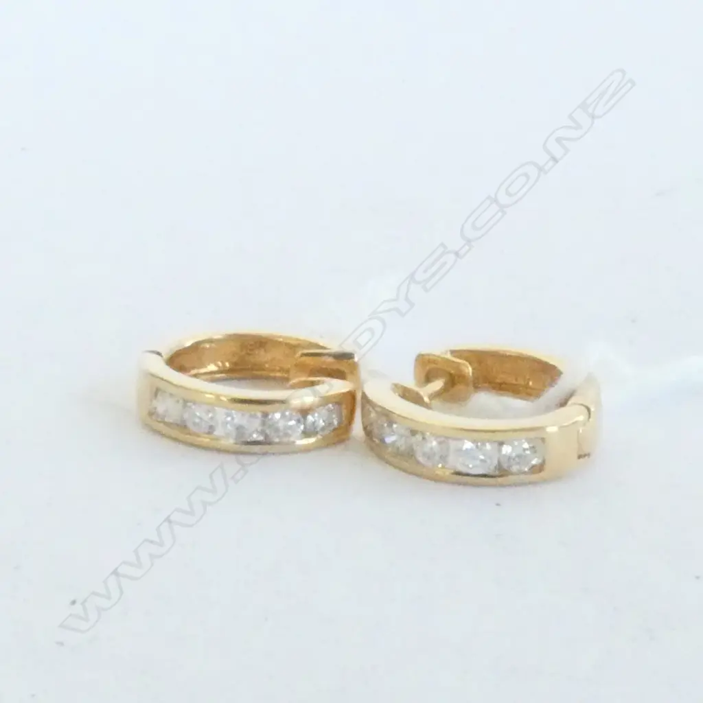 EARRINGS, HOOPS, 18ct GOLD, 5 DIAMONDS IN EACH, EACH DIAMOND APPROX 0.06ct, TDW 0.6ct Image 1++
