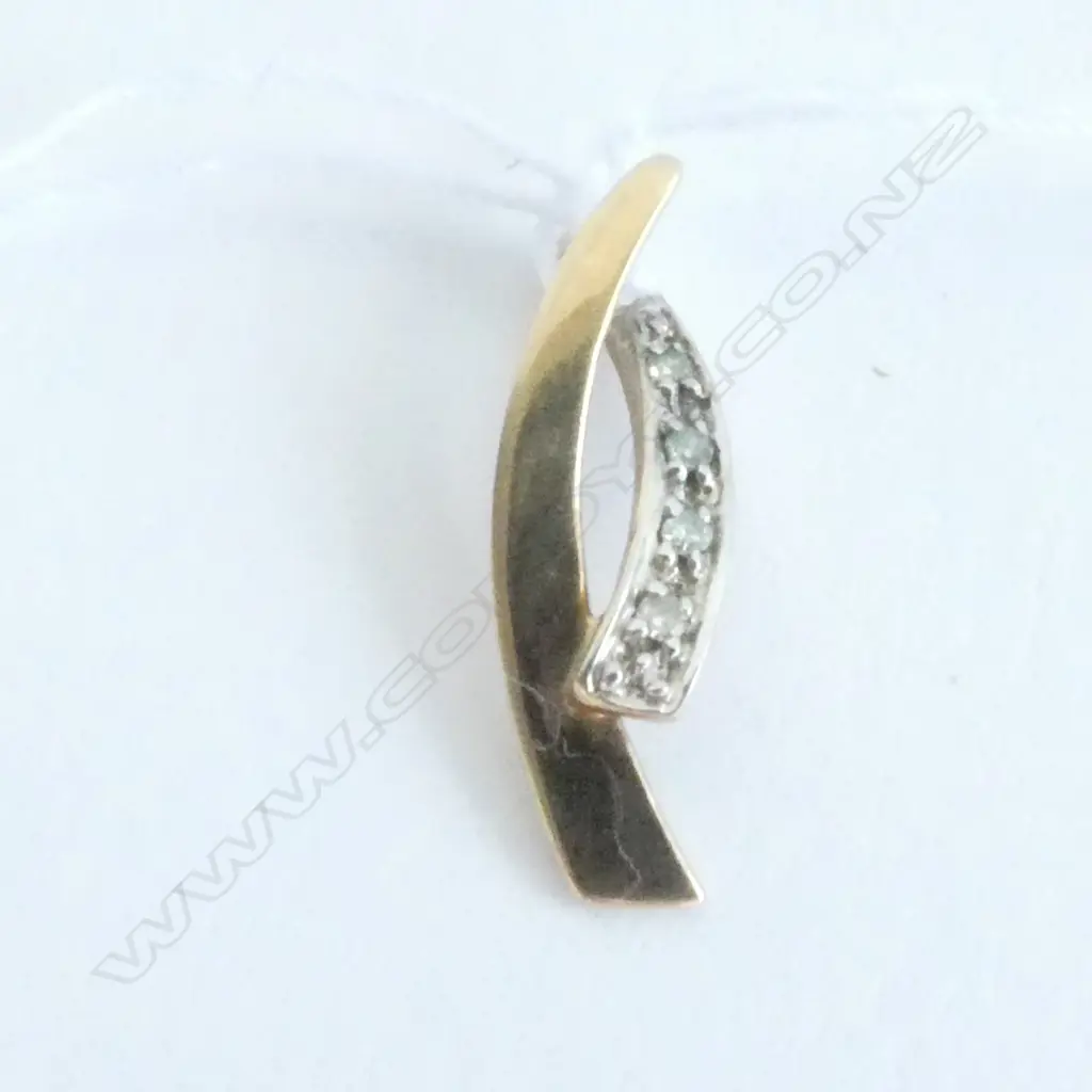 9CT GOLD BROOCH WITH TINY DIAMONDS   Image 1++
