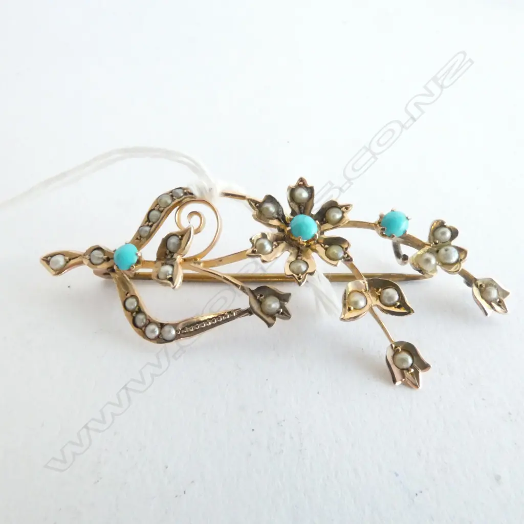 BROOCH, TURQUOISE AND SEED PEARLS SET IN 9ct GOLD, 57mm WIDE Image 1++